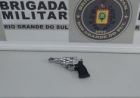Homem tenta roubar pedestre com arma falsa e é preso