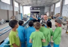 Alunos de Machadinho visitam fábrica de calçados