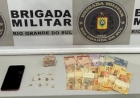 Dupla flagrada negociando entorpecentes em Getúlio Vargas