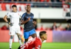 Com dez em campo, Grêmio vence Estudiantes de La Plata na Argentina