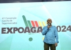 “Nossas maiores missões são viver de fato o presente e não deixar que alguém seja invisível ao nosso lado”, aponta Fabrício Carpinejar na Expoagas 2024