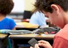 Educadores elogiam possível restrição ao uso de celulares nas escolas