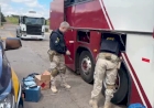 PRF apreende mercadorias em fundo falso de ônibus