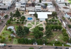 Getúlio Vargas inicia remoção de árvores da Praça Flores da Cunha para revitalização paisagística e segurança ambiental