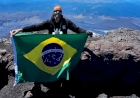 Atleta Tiago Perez realiza ascensão ao vulcão Villarrica, no Chile