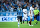Em noite de grave lesão de Marlon, Grêmio bate o Vitória por 2 a 0 pelo Campeonato Brasileiro
