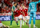 Inter bate a Chapecoense por 2 a 0 e sai da zona de rebaixamento do Brasileirão