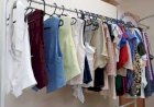 Cáritas promove bazar solidário com roupas novas e peças vindas da Alemanha