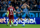 Carlos Vinícius e Tetê marcam para o Grêmio vencer de virada o Santos pelo Brasileirão