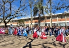 Encerramento da SECART da Escola da URI tem apresentação tradicionalista 