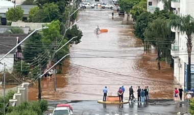 Águas invadem ruas e residências em Getúlio Vargas