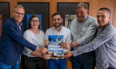 Comitiva de Paulo Bento entrega demandas ao vice-governador do Estado, Gabriel Souza