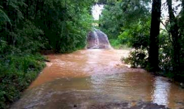Estradas e lavouras são afetadas pela chuva em Erebango
