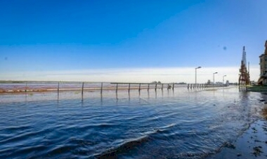 Nível do Guaíba supera cota de inundação e prefeitura fecha comportas