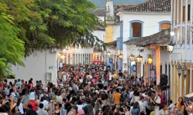 Amora Livros na FLIP: conheça escritoras brasileiras em um dos maiores  eventos literários do Brasil