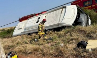 Acidente com micro-ônibus que transportava pacientes deixa um morto e 13 feridos em estrada gaúcha