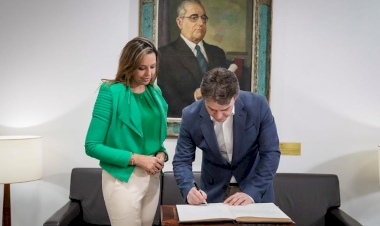 Vilmar Zanchin transmite cargo de presidente à deputada Delegada Nadine