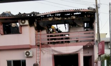 Incêndio de grandes proporções deixa vítima carbonizada