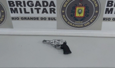Homem tenta roubar pedestre com arma falsa e é preso