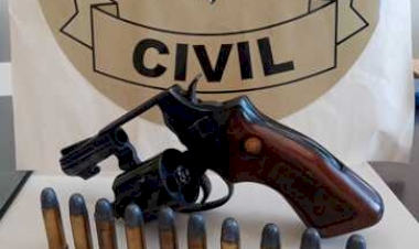 Polícia Civil prende homem por porte  ilegal de arma de fogo
