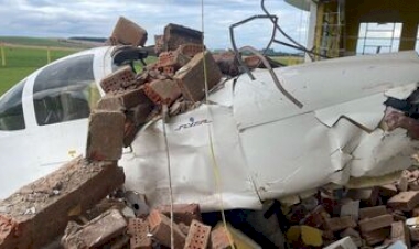 Avião sem piloto bate em prédio do Aeroclube