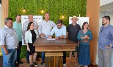 Rossato anuncia obras de pavimentação asfáltica na Expo Sertão 2023