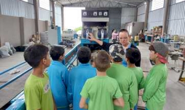 Alunos de Machadinho visitam fábrica de calçados