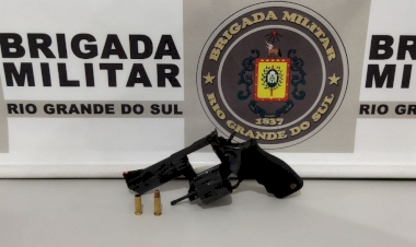 Homem atira com revólver em via pública