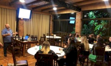 Curso de Farmácia da URI realiza visita técnica