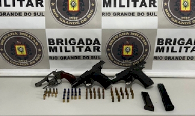 Indivíduo detido com pistolas e revólver
