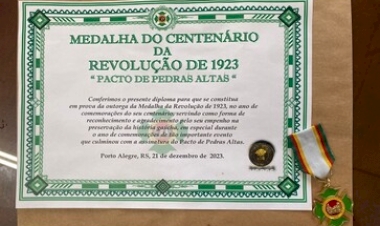 Instituto Histórico e Geográfico de Getúlio Vargas é agraciado com a Medalha o Centenário da Revolução de 1923