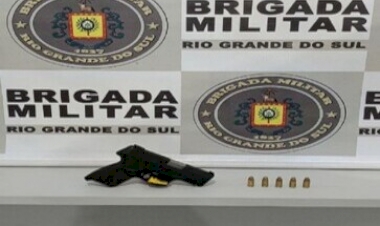 BM prende dupla com arma de fogo furtada