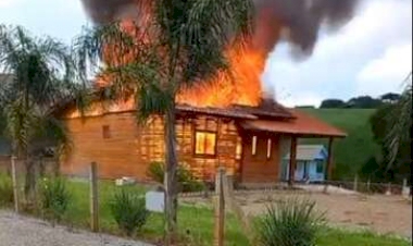 Incêndio é registrado em residência na Linha Calegari em Tapejara