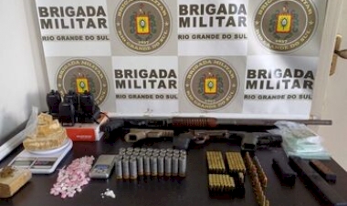 Dois homens são presos com grande quantidade de armas e drogas em Passo Fundo