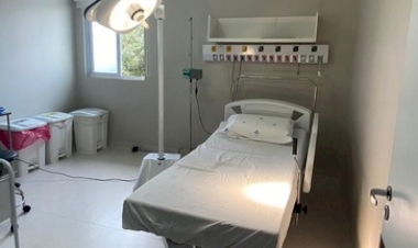 Hospital Santa Terezinha recebe focos cirúrgicos para o novo Centro de Parto Normal