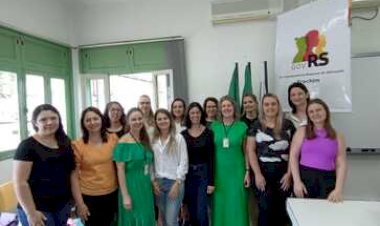 Professores aprovados em concurso público tomam posse em Erechim