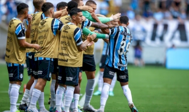 Grêmio goleia Santa Cruz no Gauchão e dorme na liderança da competição