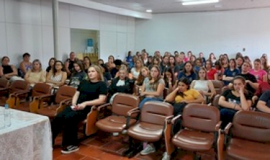 Emater/RS-Ascar ministra palestra para alunas, professores e funcionárias da Escola Agrícola em Erechim