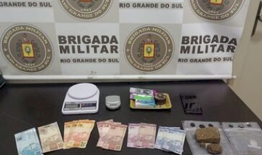 Mulher é presa pelo 3°RPMon por tráfico de drogas em Passo Fundo