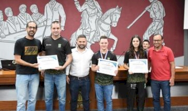 PROFESSOR E ALUNA DA ESCOLA SÃO HOMENAGEADOS PELO LEGISLATIVO MUNICIPAL