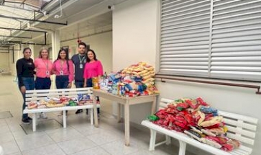 Trote solidário do UNIDEAU arrecada uma tonelada de alimentos