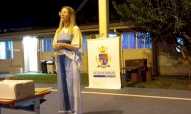 Escritora Jussarina Oleksinski faz palestra sobre autoestima e valorização da mulher na EMEI Cônego Stanislau Olejnik