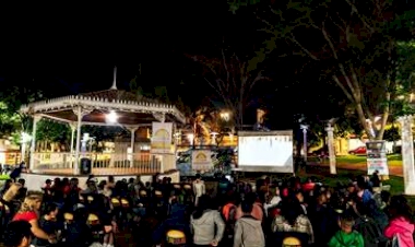 Furgão do CineSolar estaciona em Machadinho com sessões de cinema movido a energia solar, pipoca e atrações de graça para todos