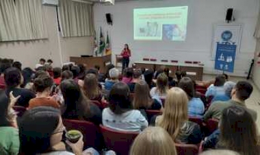 Egressa da Fisioterapia da URI Erechim palestra sobre a Inteligência Artificial voltada à ergonomia