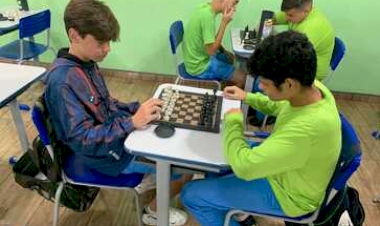 Escola Municipal de Machadinho RS Estimula o Xadrez para Alunos