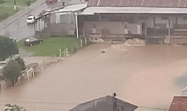 Fortes chuvas provocam transtornos e estragos em Porto Alegre e no interior do Estado