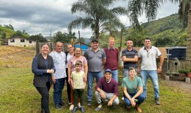 Produtores e lideranças de Cruzaltense visitam agroindústria de ovos em Itatiba do Sul