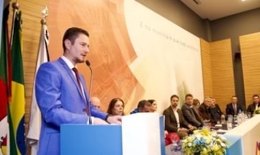 Marcelo Arruda é empossado presidente da Famurs