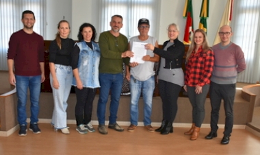 Prefeito de Getúlio Vargas entrega Projeto de Lei sobre Plano de Carreira do Magistério ao Poder Legislativo