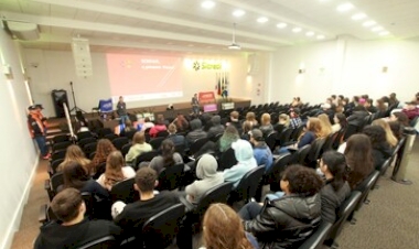 Competidores do Brasileiro de Rally levam palestra sobre empreendedorismo a estudantes de Estação